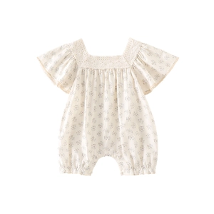 Barboteuse fleurie pour bébé fille avec col carré en dentelle et manches volantées crème