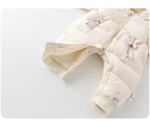 Détails de la grenouillère d'hiver pour bébé avec broderies et perles décoratives