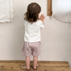 Ensemble d'été pour enfant avec t-shirt en coton blanc et short lilas et sandales