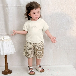 Completo estivo per neonati con t-shirt orsetto color crema e pantaloncini leopardati