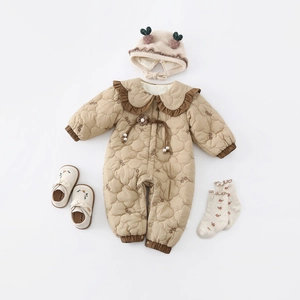 Ensemble barboteuse d'hiver matelassée pour bébé avec broderies et bonnet fraise mignon