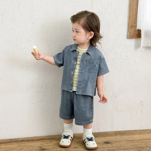 Ensemble d'été en denim pour garçon avec chemise délavée, T-shirt rayé et short bleu