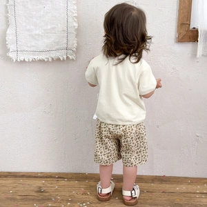 Set estivo per neonati con t-shirt crema e pantaloncini con stampa leopardata marrone