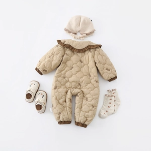 Ensemble barboteuse matelassée pour bébé avec bonnet assorti et chaussures brodées
