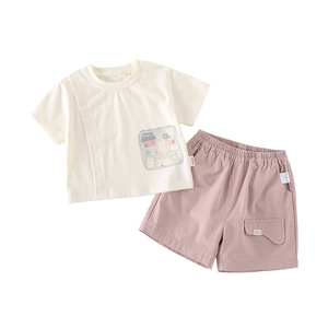 Ensemble d'été pour enfant avec t-shirt crème imprimé et short cargo rose poudré chic