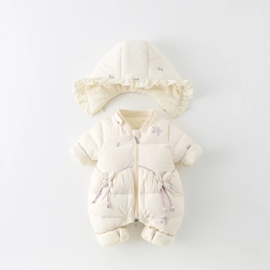 Combinaison hiver bébé avec broderies florales et bonnet à volants assorti