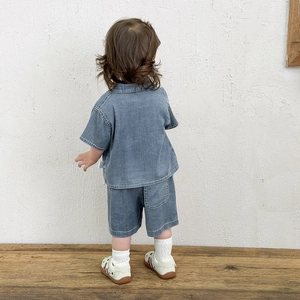 Ensemble en jean pour petit garçon comprenant une chemise à manches courtes et un short