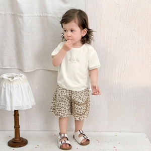 Completo estivo per neonati con t-shirt beige con orsetto e pantaloncini leopardati