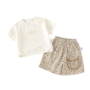 Completo estivo per neonati in cotone con t-shirt orsetto bianca e pantaloncini leopardati