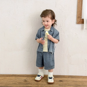 Ensemble 3 pièces pour petit garçon style coréen avec t-shirt rayé et short en jean