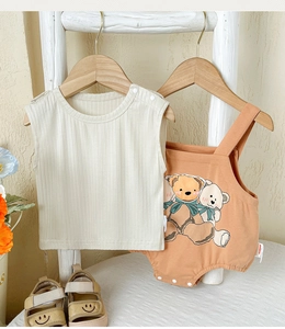 Détail du débardeur côtelé pour bébé avec boutons-pression et barboteuse ours caramel