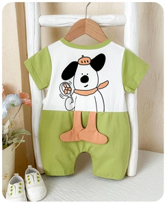 Détail d'un barboteuse bébé en coton à manches courtes avec motif chien sur un cintre