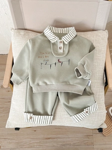 Stylish bean green boys' autumn two-piece set with striped collar and cartoon embroidery