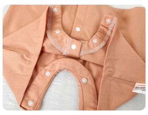 Détail de l'entrejambe du body pour bébé avec boutons-pression blancs de haute qualité