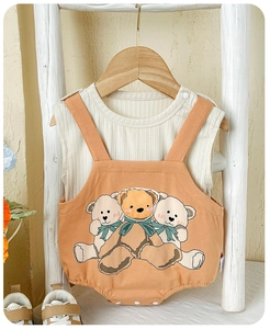 Détail de l'ensemble d'été pour bébé avec barboteuse ours et t-shirt sans manches