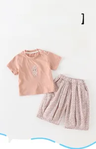 Détail du t-shirt rose avec broderie lapin et ensemble short à motif floral enfant