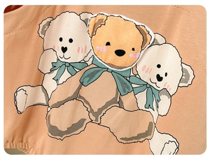 Détail d'une barboteuse bébé avec applique d'ours en 3D et impression sur tissu coton