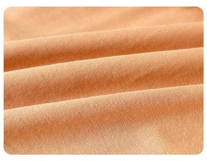 Gros plan sur la texture du tissu en maille orange doux pour body d'été bébé