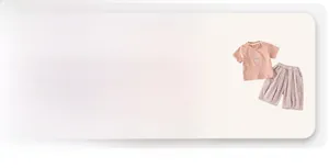 Détail d'un ensemble d'été en coton respirant avec t-shirt rose et short à fleurs bébé