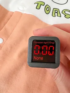 Barboteuse bébé en coton affichant un test d'agent fluorescent de 0,00 pour la sécurité