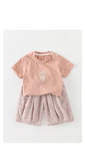Détail d'ensemble d'été bébé avec broderie lapin et short bouffant à fleurs