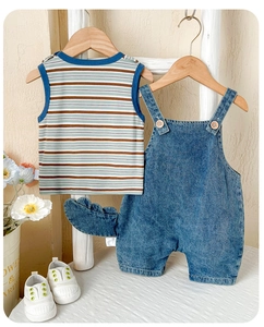 Détail d'ensemble denim bébé dinosaure avec queue amusante et débardeur rayé sans manches
