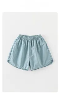 Dettaglio di pantaloncini in cotone azzurro per bambina con vita elastica e vestibilità