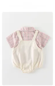 Detail von Baby-Sommerset mit rosa kariertem Kurzarmhemd und Baumwoll-Latzhose