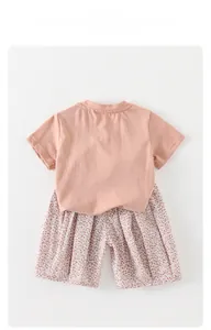 Détail de l'ensemble d'été pour petite fille avec t-shirt en coton et short à fleurs