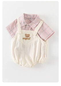 Detailaufnahme Baby Jungen Set mit rosa Karohemd und süßer Bärenstickerei aus Baumwolle