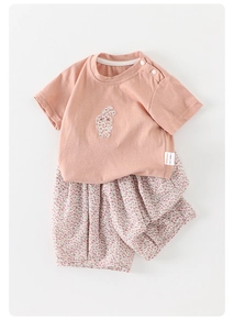 Détail du t-shirt bébé corail avec broderie lapin et short fleuri en coton doux
