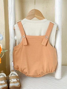 Ensemble bébé haut côtelé et salopette orange avec des chaussures assorties confort