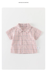 Detailansicht eines rosa karierten Babyhemds mit Knöpfen und atmungsaktiver Baumwollstruktur