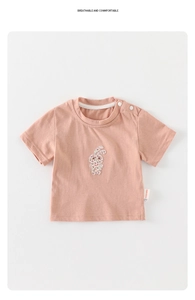 Détail d'un t-shirt bébé en coton rose avec écusson lapin fleuri et boutons à l'épaule