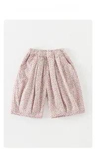 Détail du short en coton à fleurs roses pour petite fille avec taille élastique