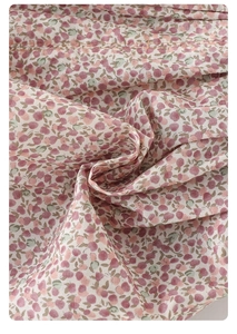 Détail du tissu à imprimé cerise floral sur tenue d'été pour enfant avec couture nette