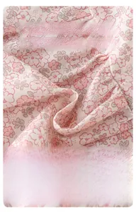 Détail macro du tissu en coton à fleurs roses doux pour body respirant de bébé