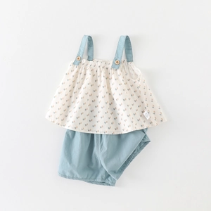 Completo estivo a fiori per neonata con top a spalline e pantaloncini blu