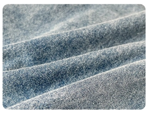 Gros plan sur la texture du tissu denim bleu clair de la salopette pour bébés