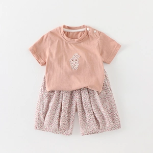 Ensemble d'été rose pour bébé avec t-shirt à appliqué lapin et short à fleurs