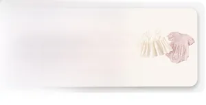 Détail du body bébé à fleurs et haut ajouré blanc avec tissu respirant léger