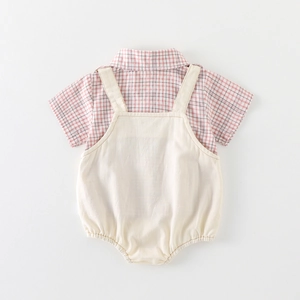 Baby-Jungen Set aus kariertem Hemd und beiger Latzhose für Sommer und Anlässe