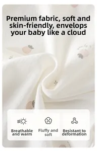 Détail macro du tissu en gaze de coton doux pour body bébé avec motifs fraises rouges