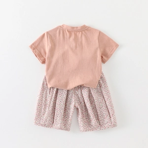 Ensemble d'été mignon pour fillettes avec t-shirt rose et short à motifs floraux