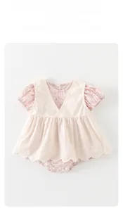 Détail du body bébé floral avec dentelle ajourée et jolies manches bouffantes