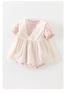 Détail d'un barboteuse bébé fille à fleurs avec broderie anglaise délicate et dentelle