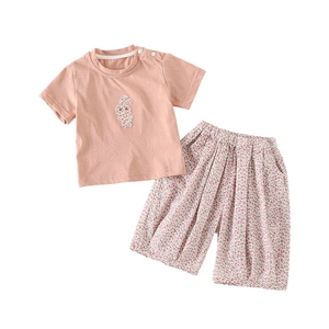 Ensemble d'été pour fillette avec t-shirt rose à lapin et short ample à fleurs
