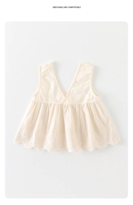 Détail d'un barboteuse été pour bébé avec broderie anglaise et ourlet festonné chic