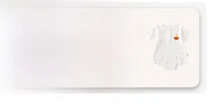 Détail de barboteuse en coton pour bébé avec tissu respirant et broderie d'oiseau