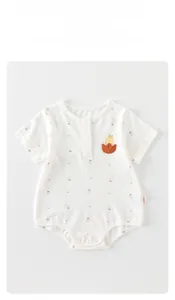 Vue détaillée du body bébé en coton blanc avec motifs fraises et poche orange